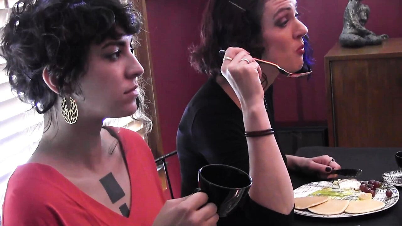 Dominatrix, deneklerinin labialarını uzun süre çeker ve onu kedi damlar - şehvet dolu