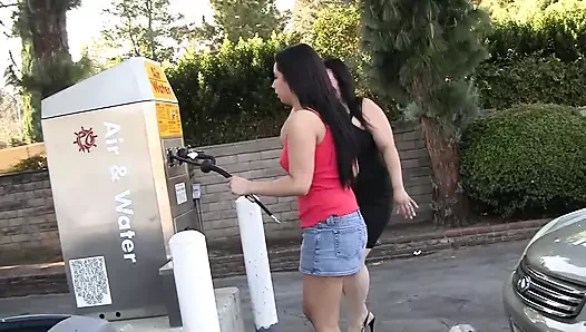 Genç kız kanepede sikişmeyi seviyor ve ağzına boşaltıyor