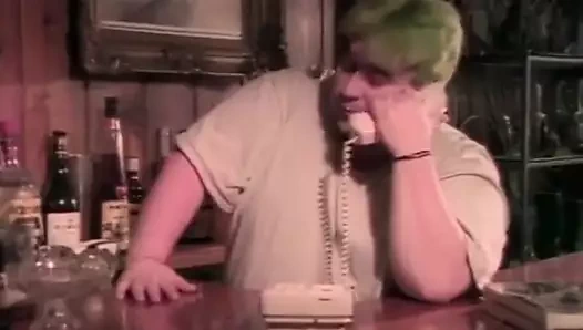 Şehvetli sarışın kalın beyaz yarağı gırtlağına kadar okşuyor ve şapırtılıyor ve sonra sikişiyor