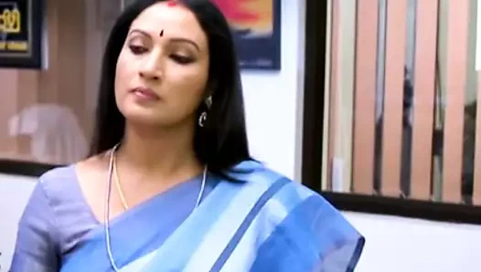 Uzun saçlı ve kıvrımlı güzel teyze