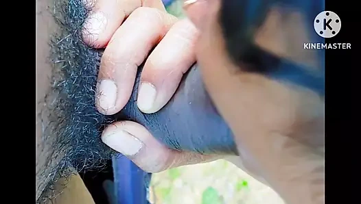 Hintli kız arkadaş hardal tarlasında toprağı emiyor