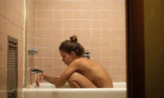 Laia Costa'nın 'maine'deki çıplak sahnesi scandalplanet.com'da