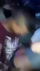 Une petite salope en short qui rend fou en boite