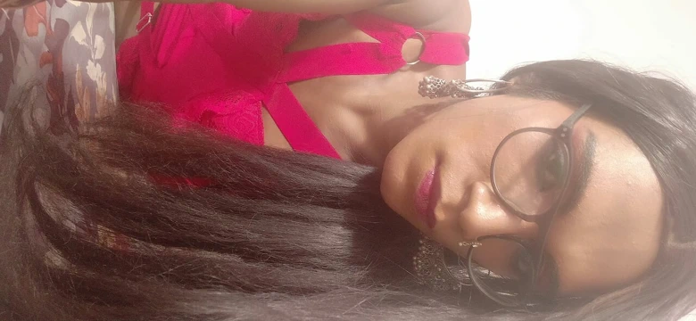 Hintli transeksüel tek başına kırmızı çoraplı boşalıyor ve kendi döllerini yiyor