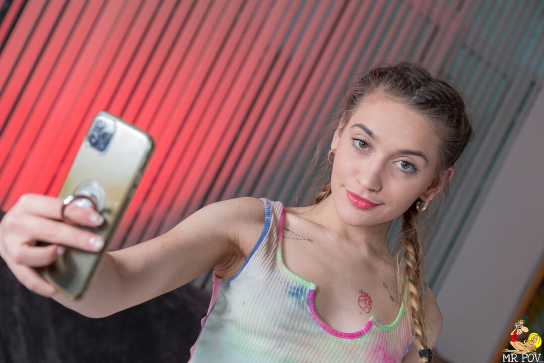 Sera Ryder "duvara uç" BTS fotoğraf çekimi!