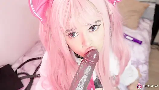 Ateşli pembe saçlı bebek sevimli Jennie tutkuyla bir seks oyuncağıyla oynuyor.