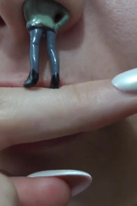 Dev götlü üvey kız kardeşim küçük üvey erkek kardeşini ceza olarak burnuna sokuyor ve onunla oynuyor