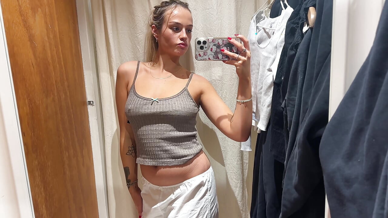 Sarışın minyon İngiliz genç kızla seksi kostüm denemesi