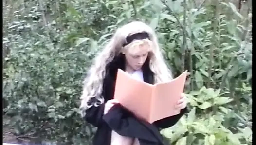 Altın küpeler gerçek edepsiz küçük bir kaltak!