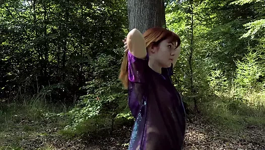 Çıplak angelina doğada saç fırçalıyor