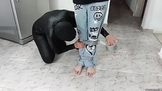 Hevesli 18 yaşındaki komşu orta yaşlı seksi kadın esaret oyun zamanı için bağlı ve ağzı tıkalı