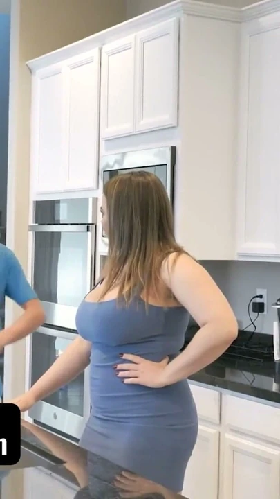 Swappz - Üvey Anneler Natasha Nice ve Kiki Daire Üniversiteli Gençlere Seksi Öğretiyor | Klip 2