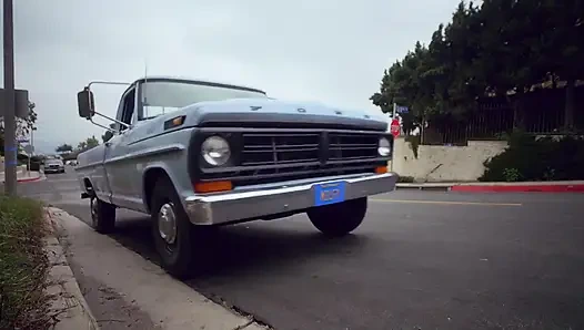 Orta yaşlı seksi kadın müdür Ellie yaramaz öğrenciye ders veriyor