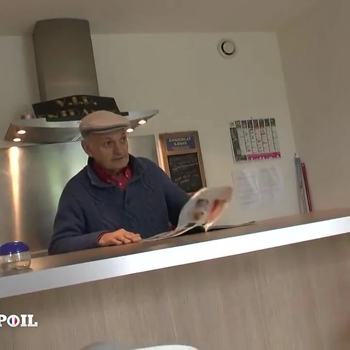 Fransız hizmetçi üvey babası ve bir arkadaşı tarafından sikiliyor