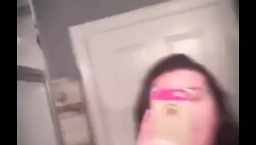 Kc büyük göğüslerini gösteren