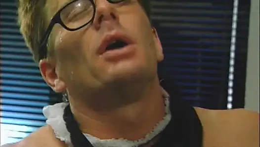 Üçlü seks - iki sarışın kız kardeş ofiste büyük bir yarağı paylaşıyor