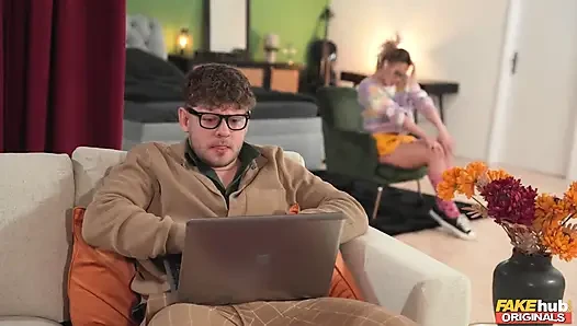 Fakehub Originals - sapık oda arkadaşı Karina King Dic'i sikiyor
