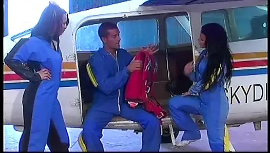 Uçuş eğitmeni ile uçakta üçlü seks
