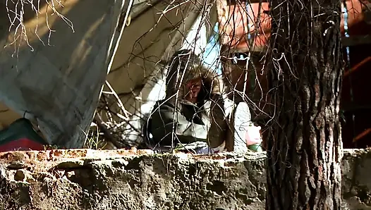 Kırmızı elbiseli sürtük esmer götünü siktiriyor