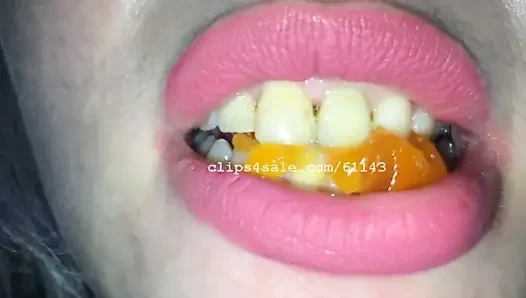 Vore fetiş - misha sakızlı ayılar video yeme 1