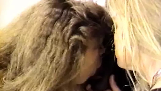 Yaramaz sürtük doktorlar tarafından büyük zenci yarağını boğazladıktan sonra sikiliyor