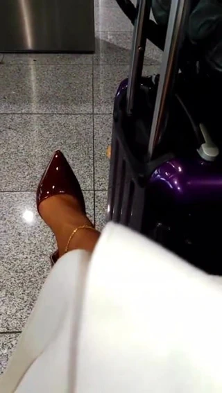 Havaalanında topuklu ayakkabılar