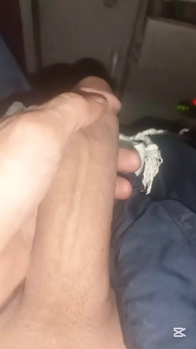 Seksle ilgilenenler, ister kadın ister transeksüel olsun, eşcinsel benimle iletişime geçebilir. Her türlü seks için hazırım.