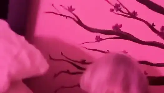 Bir şeyleri saklamakta gerçekten iyi.