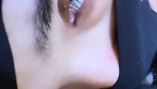 Arap güzel ateşli kolaj kız pansiyonda mastürbasyon yapıyor ve fışkırtarak orgazm oluyor!