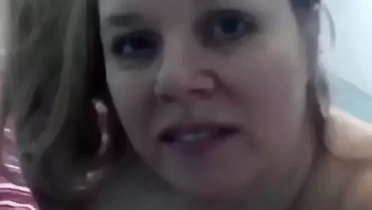 Güzel beyaz kız alır ona kedi aten dışarı tarafından bbc