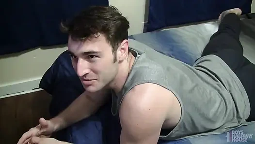 Sırıtarak daha da kötüleştiriyor