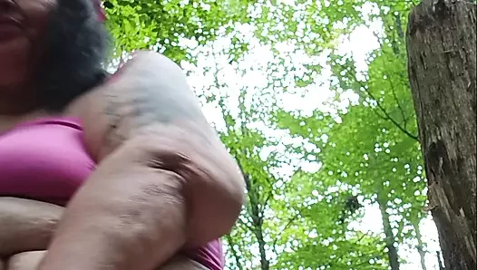 Amcık akan bir işeme o gittiğimizi gösteren ağaç gibi bir fahişe