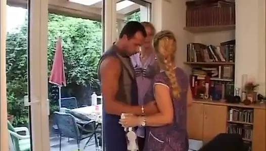 Harika ev hanımı ve kocası ateşli büyük memeli komşuyla üçlü seks yapıyor