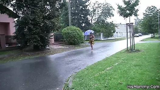 Yaşlı anne ve genç kız arkadaş mutfakta eğleniyor