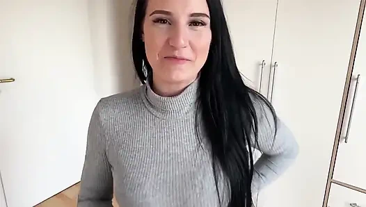 Seksi Alman genç kız ilk büyük yüze boşalmasını alıyor