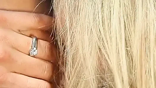 Гибкая блондинка с большими сиськами лижет ее собственную киску