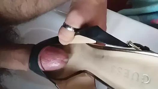 Cum içinde kardeş ayakkabı