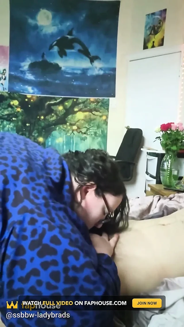 Ssbbw şanslı hayranına şehvetli bir şekilde sakso çekiyor