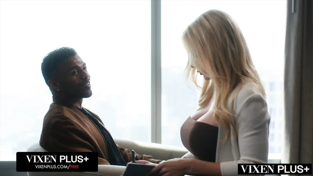 VIXEN ЗАВОДИТ БОЛЬШОЙ ЧЕРНЫЙ ЧЛЕН - жаждущая разведенная Danielle мастурбирует игрушкой с возбужденным ебарем