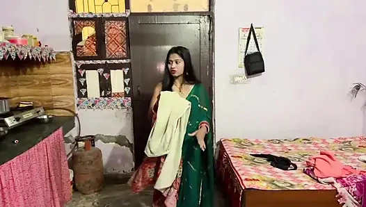 Hintli desi iki arkadaş bir erkekle sert sikişiyor