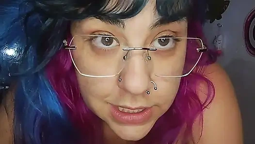 Dildo popoma sığmadı ve oynamak için parmaklarımı içeri soktum