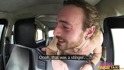 Fake taxi - ateşli şoför öğrenci yarağının tadına bakıyor