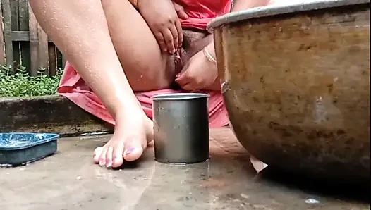 Seksi baldız banyo yapıyor ve komşu erkek arkadaşını sikiyor