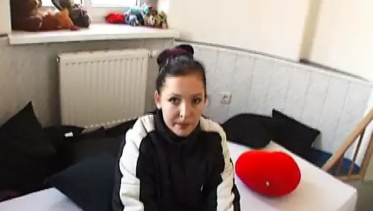 Lisa Brunette 24 Jahre geht Fremd fuer 30 euro und braucht die Beweise