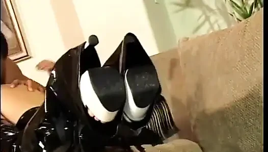 Muhteşem hatun ıslak amının sert bir yarakla sikilmesinin tadını çıkarıyor