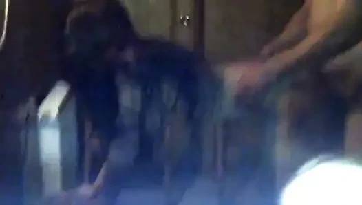 Il la defonce si fort qu'elle en a mal a la chatte