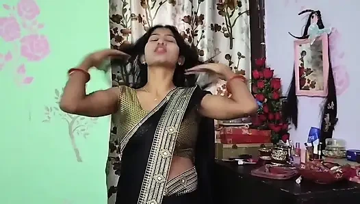 Üvey erkek kardeş büyük göğüslerini domaltarak alırken teris balkonunda üvey kız kardeşiyle seks yapıyor