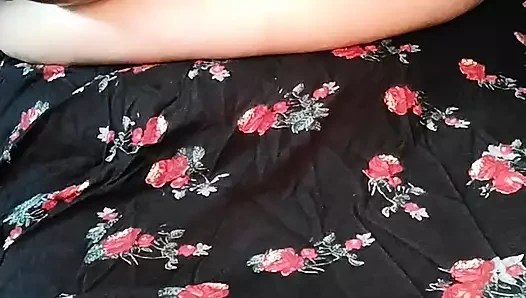 Büyük göğüslere yağ ile masaj yapıyor