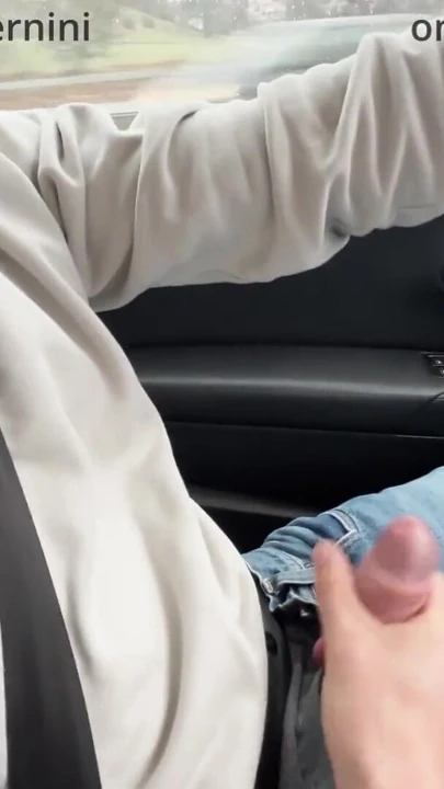 Onu mastürbasyon yaptığımda neredeyse arabayı çarpıyordum ve orgazm olduktan sonra ona işkence ediyorum | Klip 1