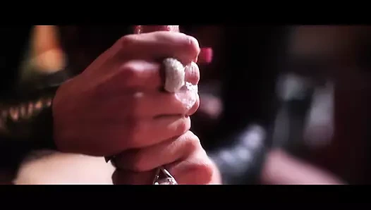 Büyük sert bir yarak görünce çıldıran azgın bir kaltak